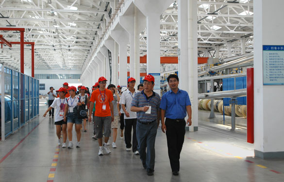 溧阳市在校大学生代表50余人来mg不朽情缘集团旅行学习