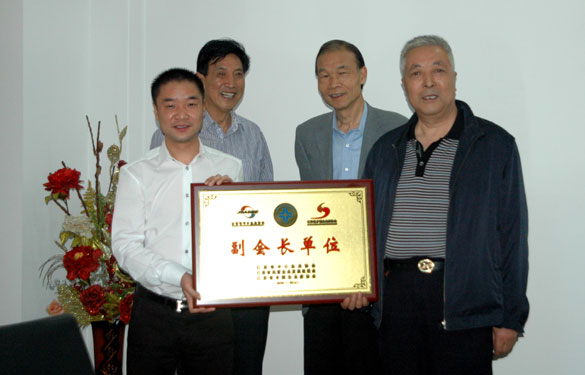 江苏省中小企业协会会长于登和来mg不朽情缘集团调研