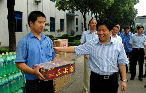 溧阳市代市长苏江华等向导慰问mg不朽情缘一线员工