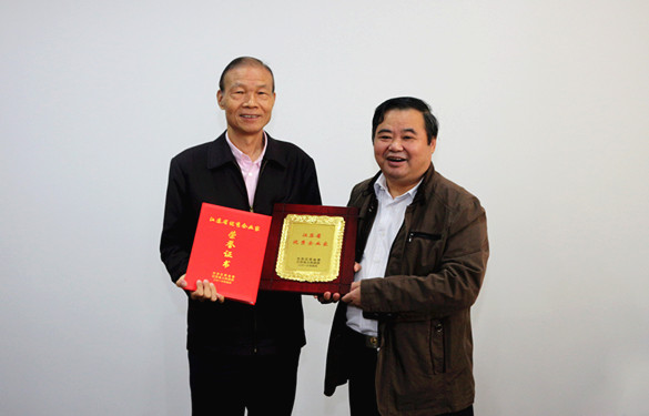 2016年10月12日，，，，，，常州市经信委副主任潘仁贤一行来mg不朽情缘电缆旅行调研，，，，，，并为集团董事长丁山华揭晓江苏省优异企业家奖牌