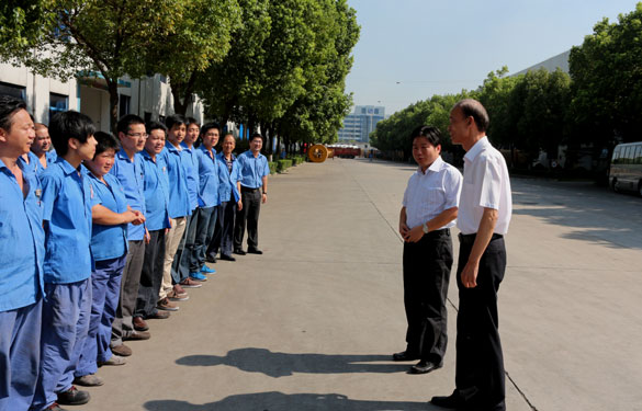 溧阳市市长苏江华等向导慰问mg不朽情缘一线员工