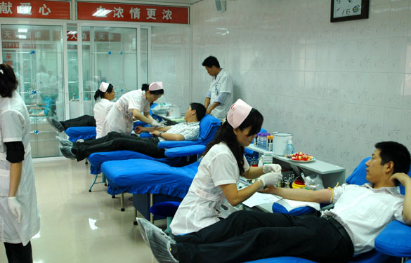 爱心在涌动－－mg不朽情缘组织员工无偿献血