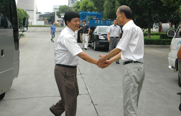 溧阳市市长盛建良一行来mg不朽情缘集团慰问一线员工