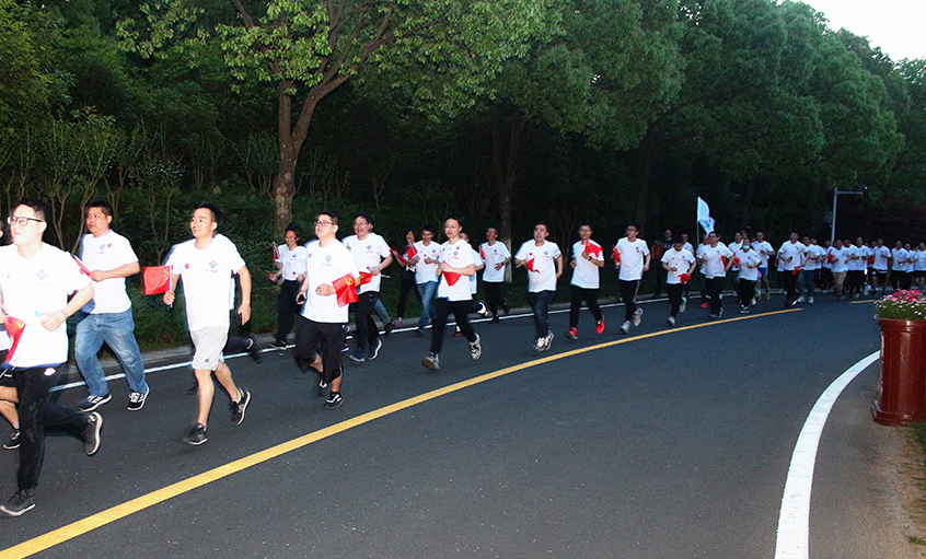 不忘初心 逐梦奔驰——mg不朽情缘电缆举行“学党史、跟党走、铭党恩”夜跑活动