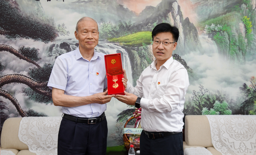 殷殷关切传党情 深深嘱托暖人心---溧阳市委书记叶明华“七一”探望慰问mg不朽情缘电缆“庆幸在党50年”老党员丁山华