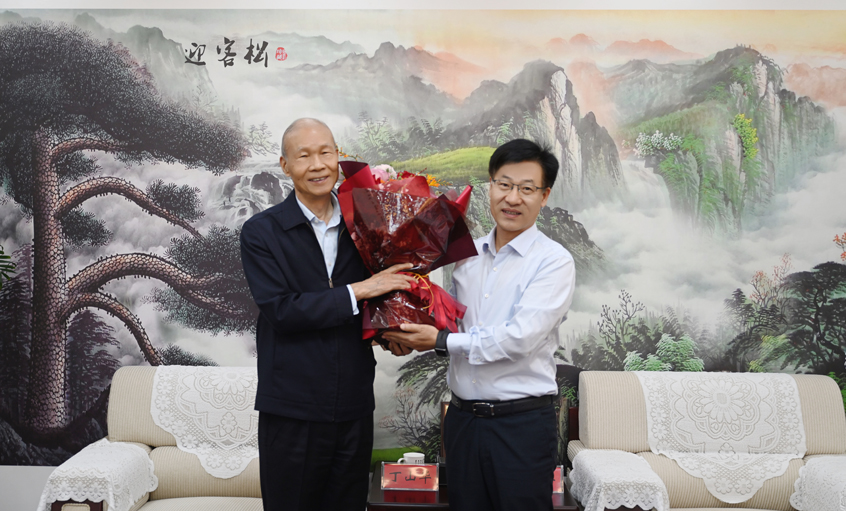 溧阳市委书记叶明华来mg不朽情缘慰问“江苏省优异企业家”丁山华